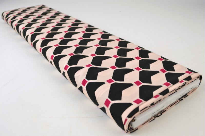 RÅHVIDT VISKOSE STOF MED SORT GEOMETRISK PRINT – LET FALD & ELEGANT MAT GLANS