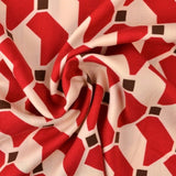 RÅHVIDT VISKOSE STOF MED RØDT GEOMETRISK PRINT – LET FALD & ELEGANT MAT GLANS