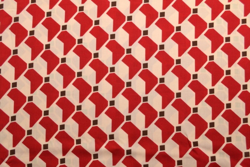 RÅHVIDT VISKOSE STOF MED RØDT GEOMETRISK PRINT – LET FALD & ELEGANT MAT GLANS