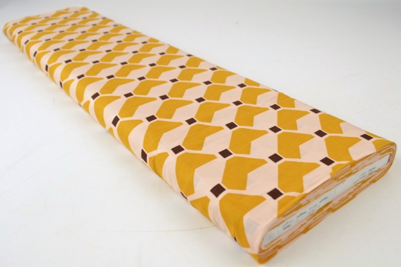 RÅHVIDT VISKOSE STOF MED GULT GEOMETRISK PRINT – LET FALD & ELEGANT MAT GLANS