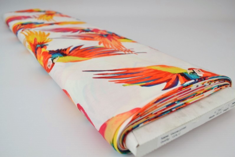 HVIDT VISKOSE STOF MED PAPEGØJER – LET FALD & ELEGANT MAT GLANS