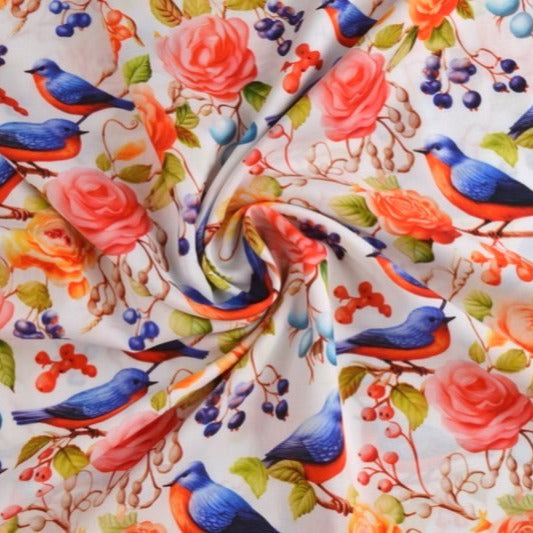HVIDT VISKOSE STOF MED FUGLE OG ROSER – LET FALD & ELEGANT MAT GLANS