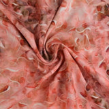 LYSERØDT VISKOSE STOF MED S KURVER – LET FALD & ELEGANT MAT GLANS
