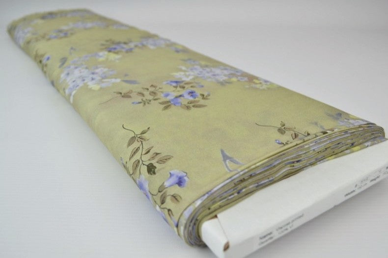 VINTAGE GRØNT VISKOSE STOF MED LILLA BLOMSTER – LET FALD & ELEGANT MAT GLANS