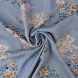 VINTAGE LYSEBLÅT VISKOSE STOF MED LYSERØDE BLOMSTER – LET FALD & ELEGANT MAT GLANS