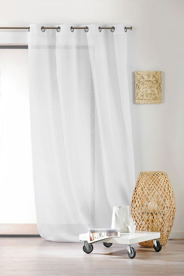 Hvid semi-transparent voile i linnedlook — hængende som gardin i stue