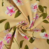 G&M Bomuldspoplin GUL BOMULDSPOPLIN MED LYSERØDE BLOMSTERPRINT